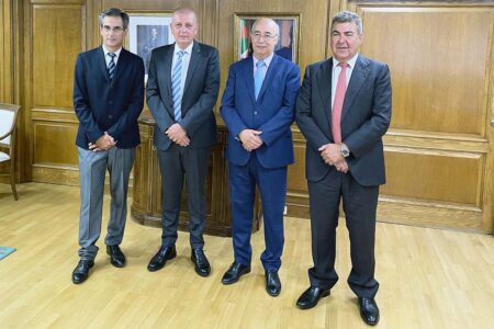Carlos Bertomeu y Toufik Milat, primeros por la derecha en la visita a la embajada argelina.