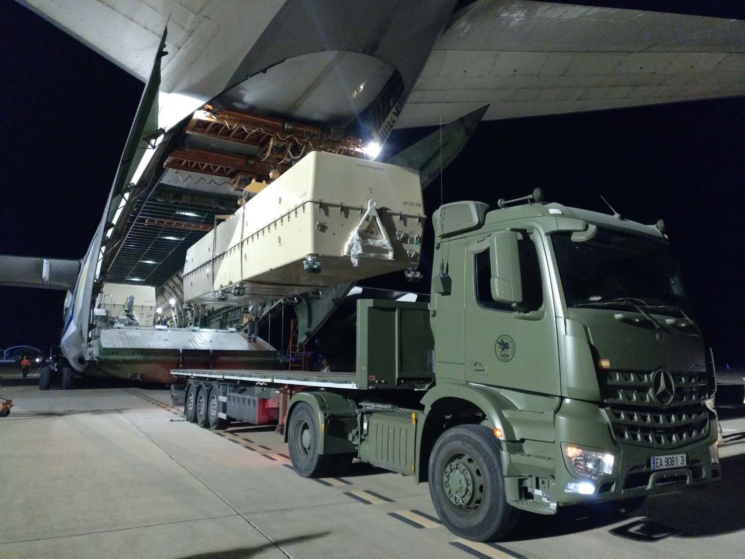 Descarga desde el An-124 de uno de los contendores con un MQ-4B Predator en su interior.