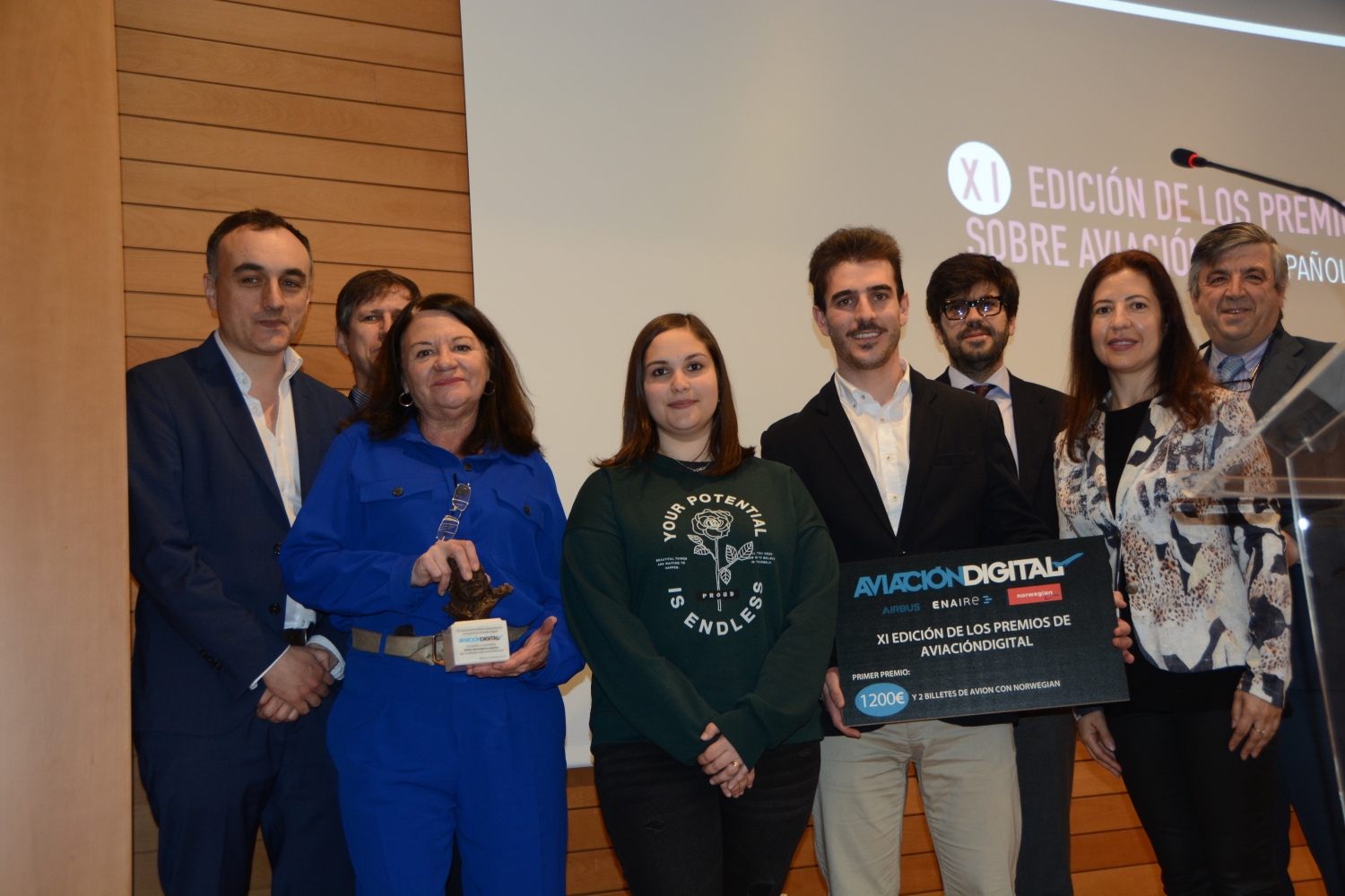 Los premiados este año por Aviación Digital junto a patrocinadores y el director general de Aviación Civil.