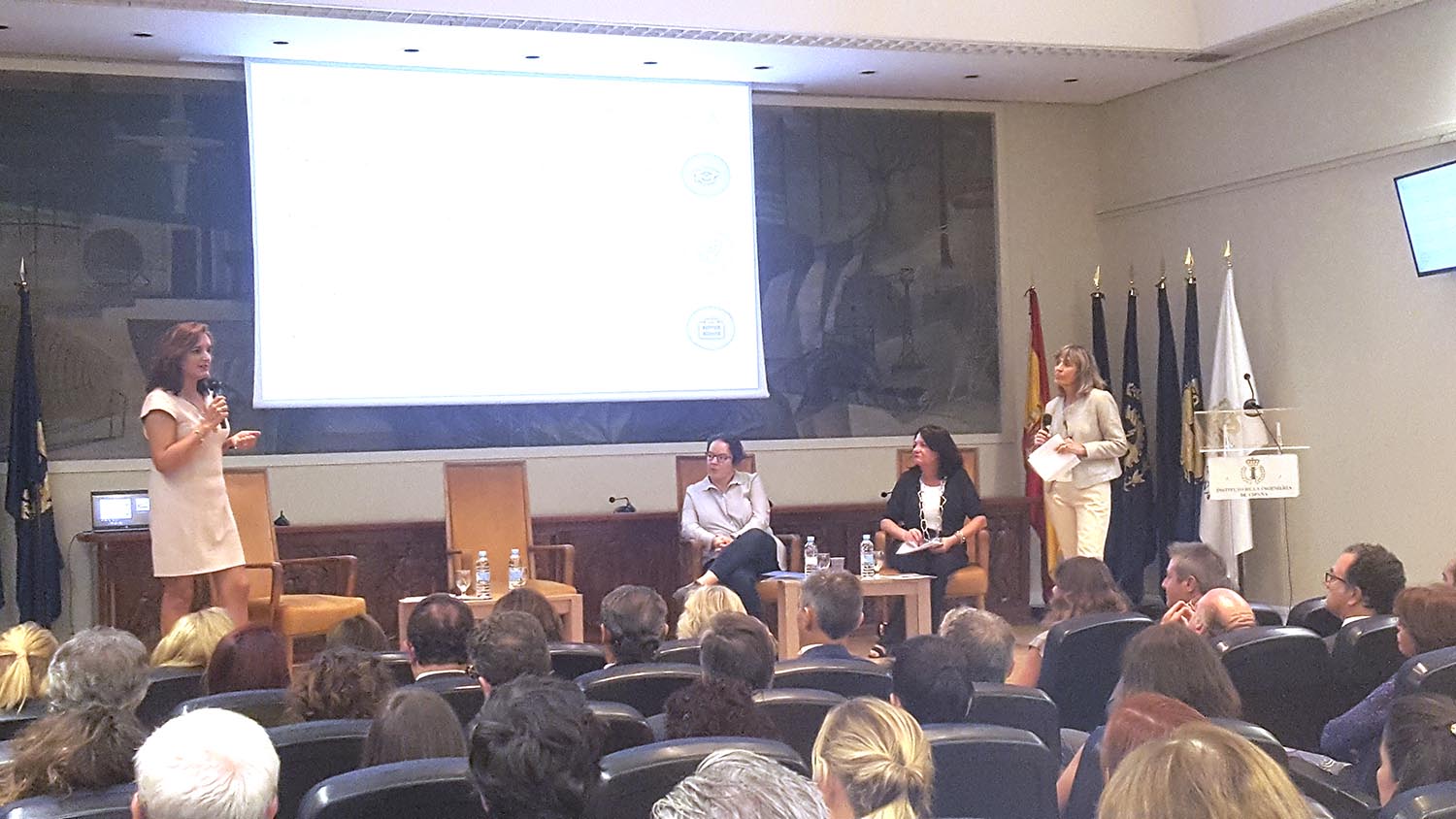 Teresa Busto, presidenta e isabel Maestre, vice presidentas de Ellas Vuelan Alto en la presentación de la nueva asociación.