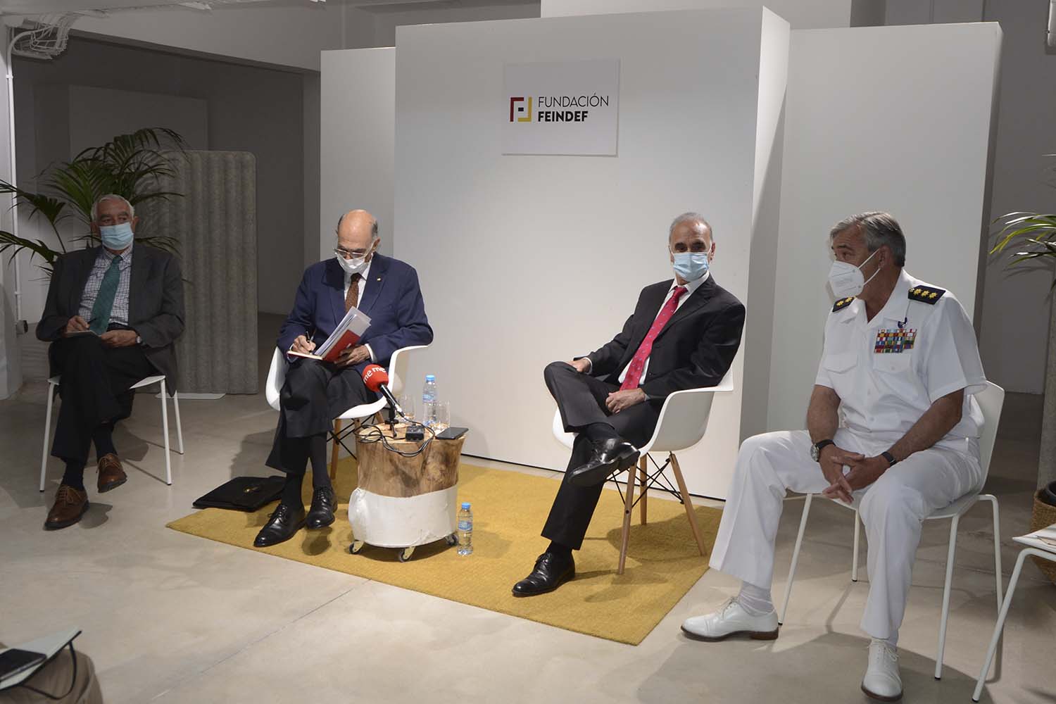 Presentación de FEINDEF 2021 con Julián García Vargas (segundo por la izquierda) y el coronel Ramón María Pérez Alonso (primero por la derecha).