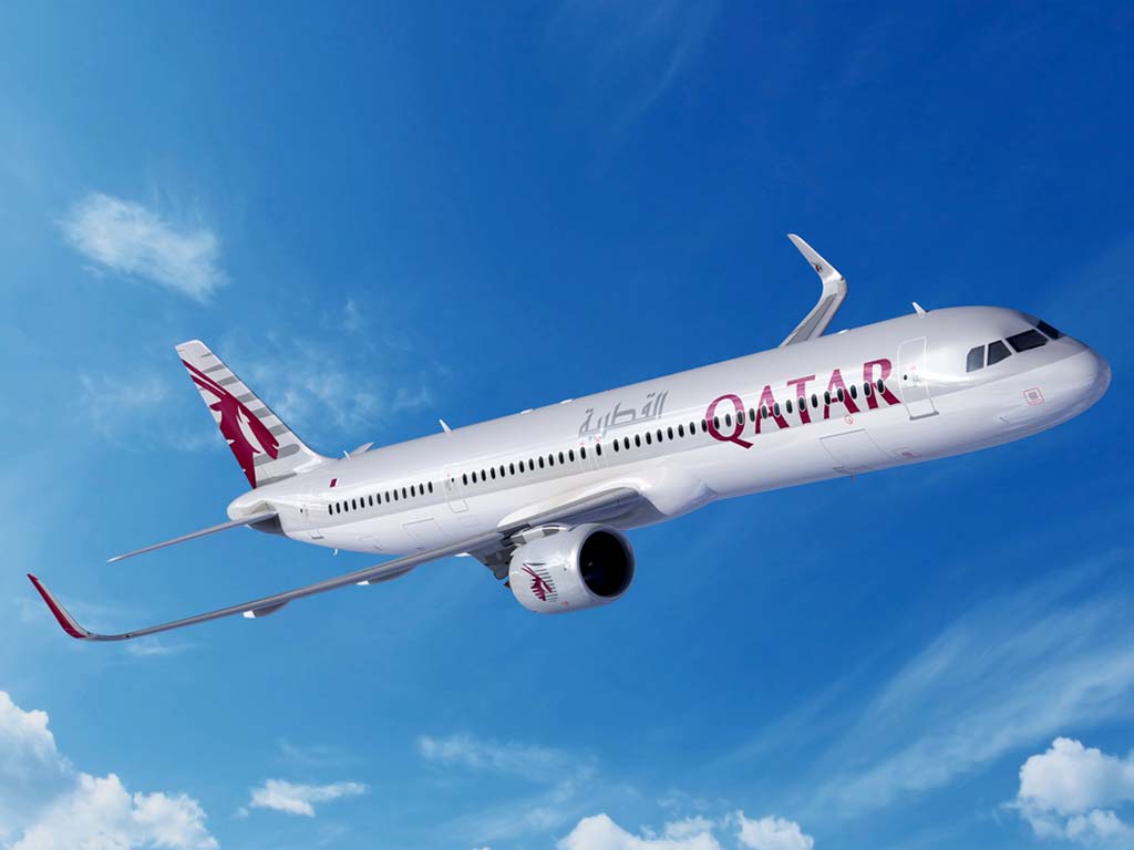 Ilustración del Airbus A321neo con la nueva configuración de puertas y colores de Qatar Airways.