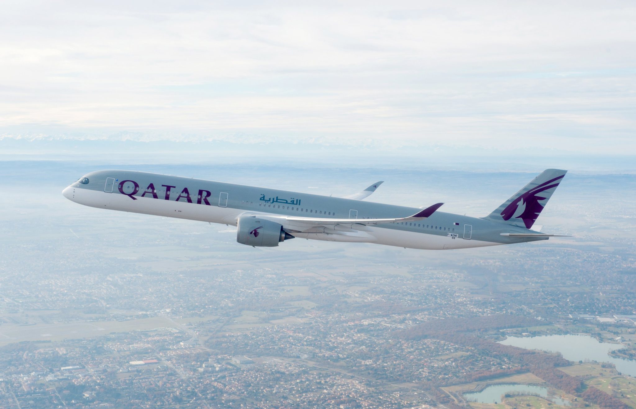 El primer Airbus A350-1000 de Qatar Airways durante uno de sus vuelos de prueba.