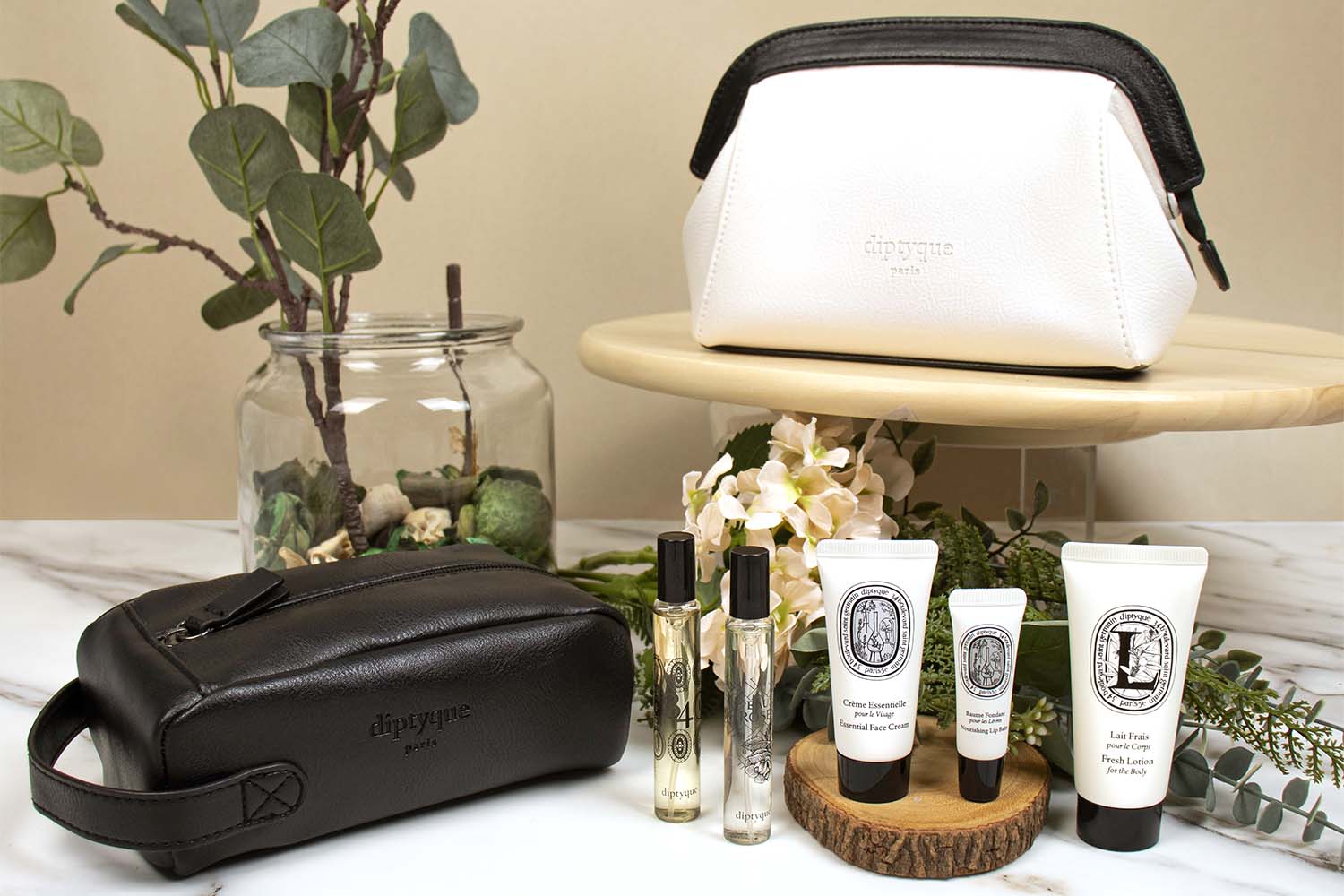 Nuevos neceseres de Qatar Airways y Diptyque para mujer y hombrre.