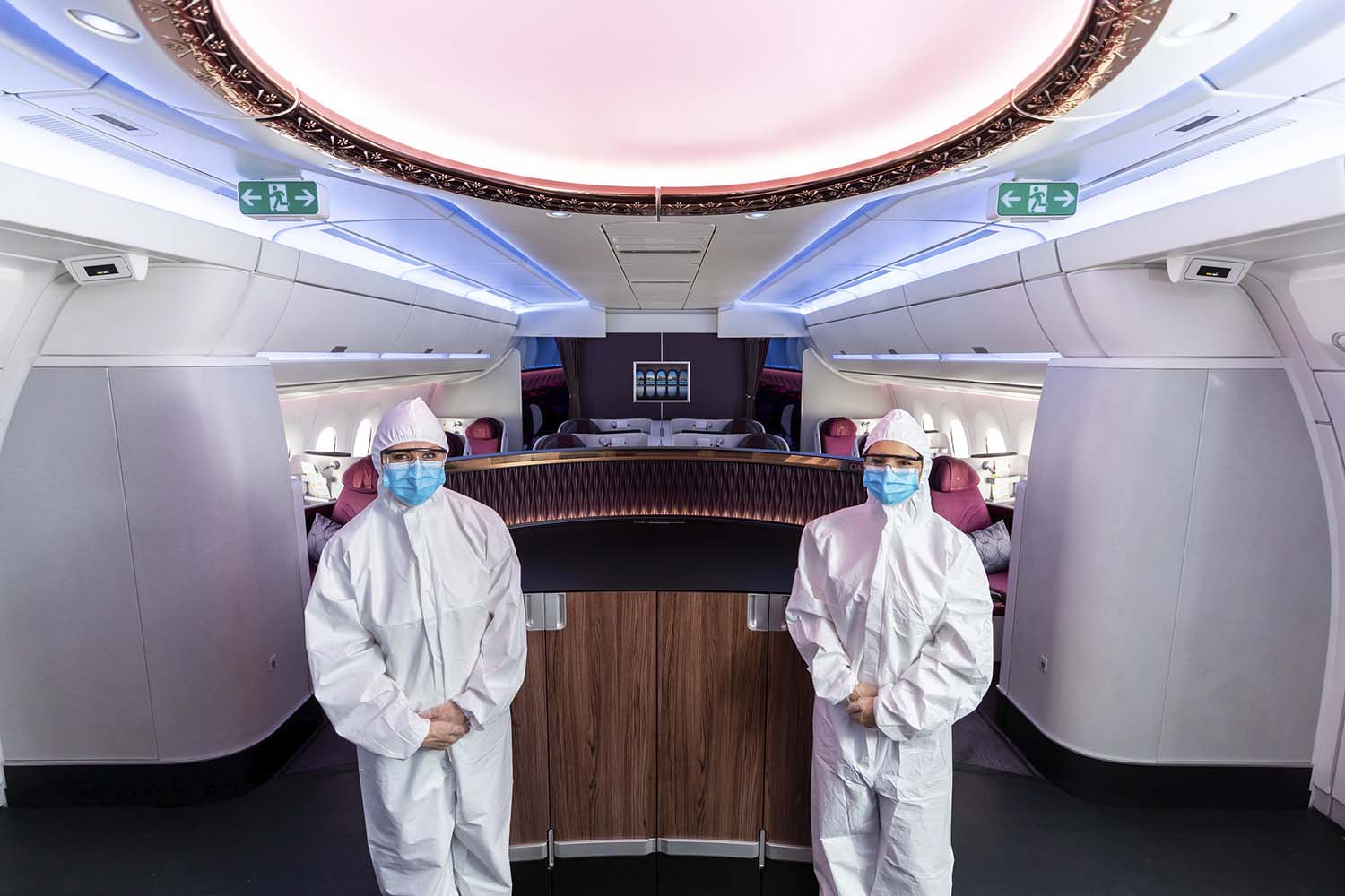 Tripulantes de cabina de pasaje de Qatar Airways con los trajes de protección que usan a bordo.