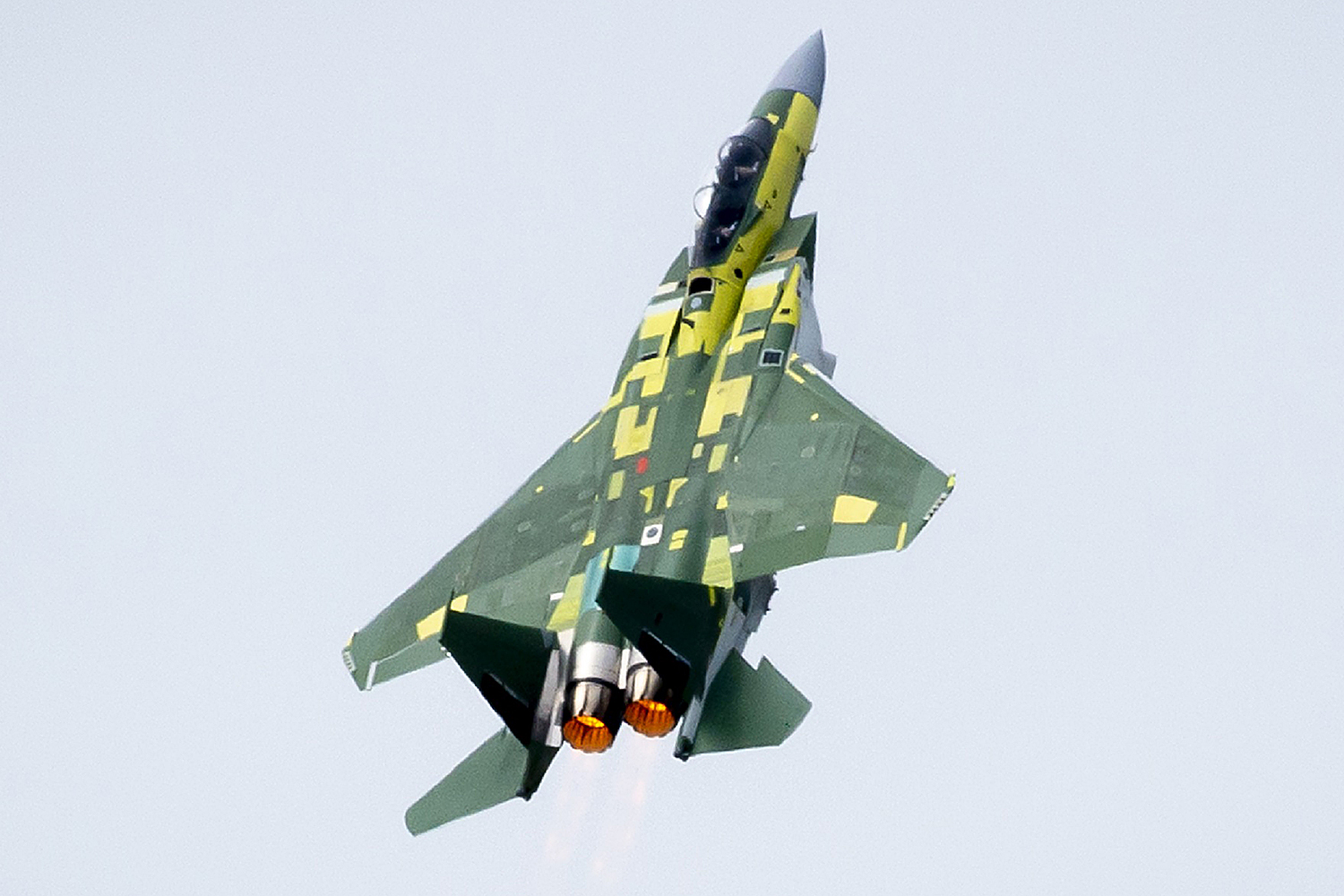 Despegue de máximas prestaciones del primer Boeing F15QA para Qatar.