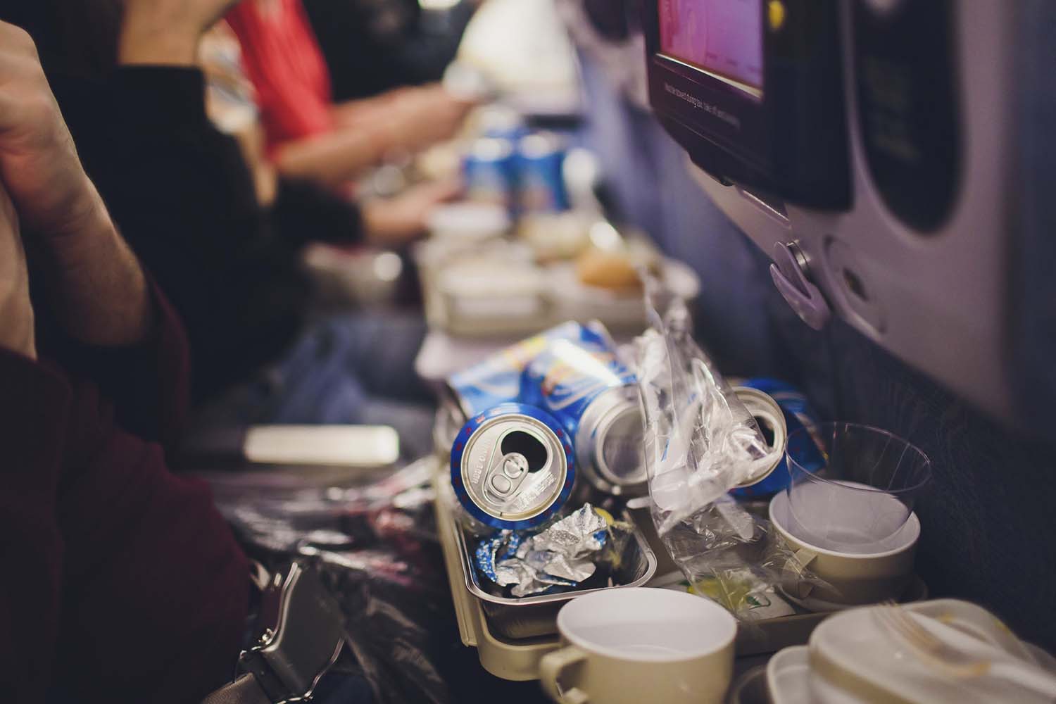 Residuos generados por la comida a bordo de un pasajero.