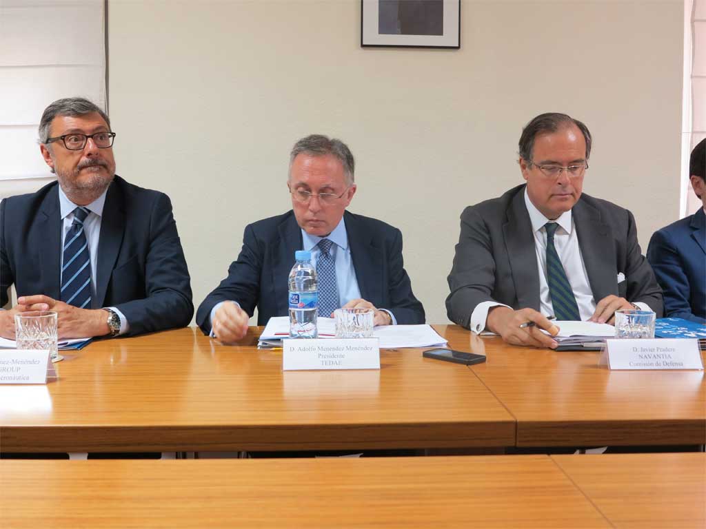 Adolfo Menéndez, presidente de TEDAE, acompañado por los delegados de Aeronáutica y Defensa durante la presentación de resultados de este grupo de empresas en 2014