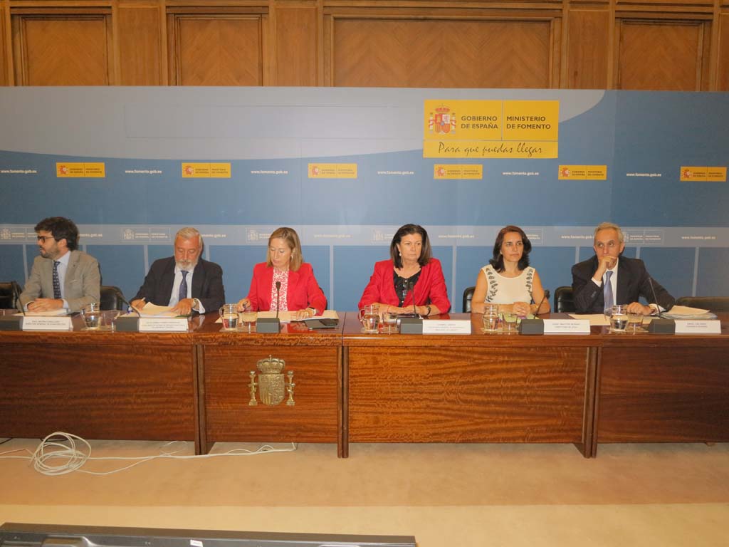 La minisitra de Fomento junto a directivos del ministerio y autoridades aeronáuticas en la runión con las aerolíneas.