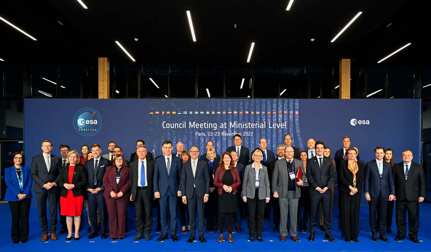 Foto de familia de los ministros y altos directivos de la ESA tras la reunión en París.