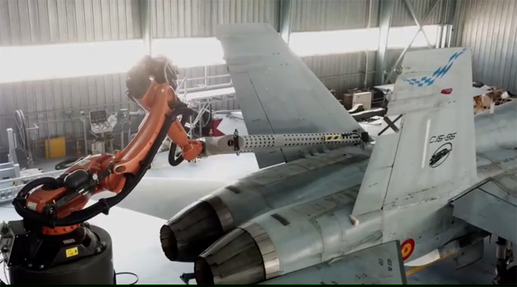 Revisión mediante rayos X de la estructura de un F-18 del Ala 46 del Ejército del Aire en la Maestranza de Albacete.