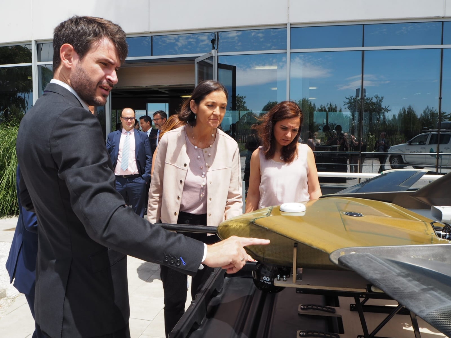 La ministra de Industria, Comercio y Turismo, Reyes Maroto, durante una visita para conocer más de cerca el entramado industrial aeronáutico español, en este caso el Grupo CPS en Getafe.