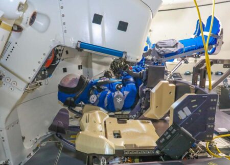Rosie durante unas pruebas en tierra de integración en la Starliner.