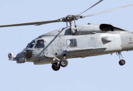 El copiloto del SH-60 aprovecha para inmortalizarnos al tempo que nos 