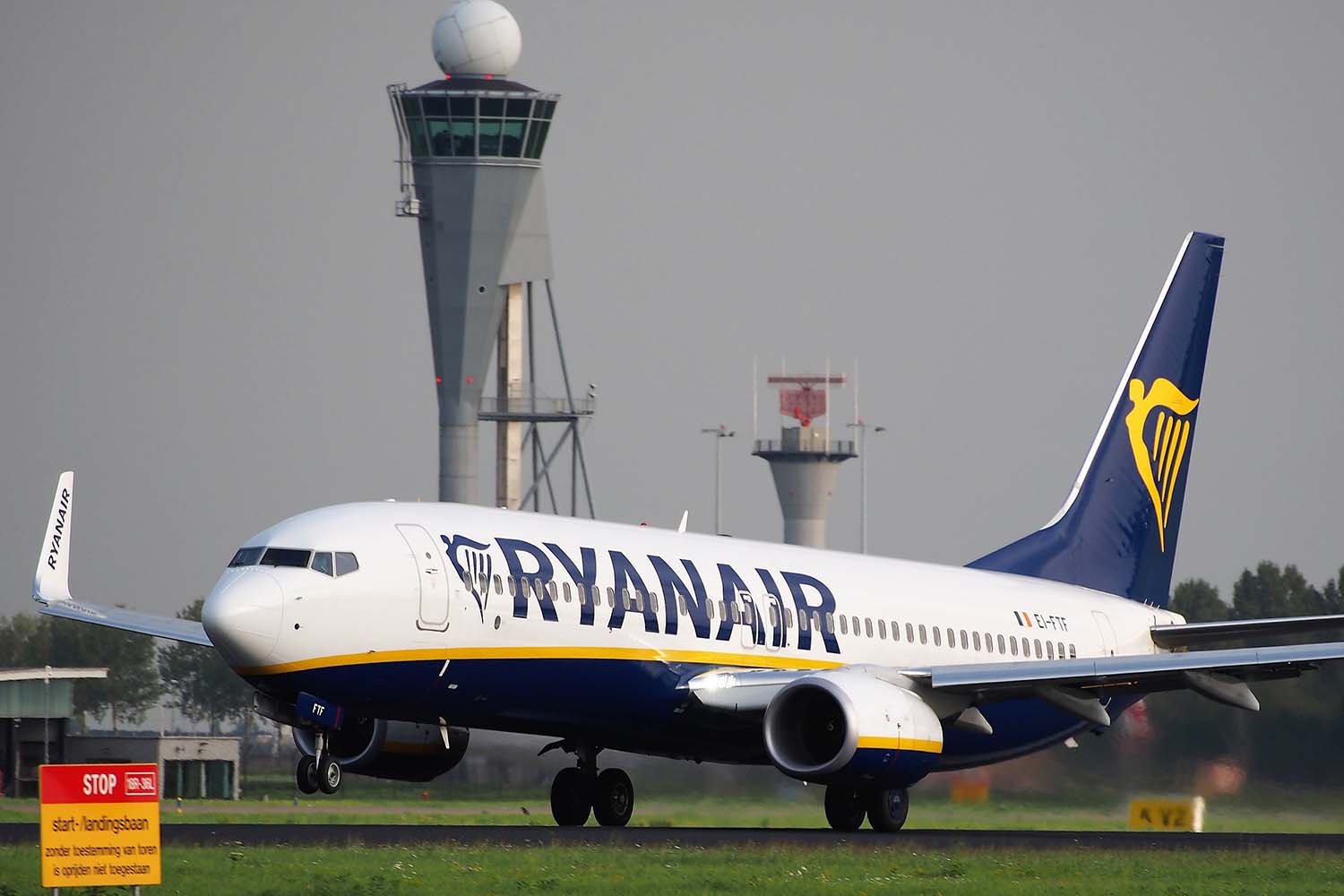 Un Boeing 737 de Ryanair en el aeropuerto de Amsterdam Schiphol.