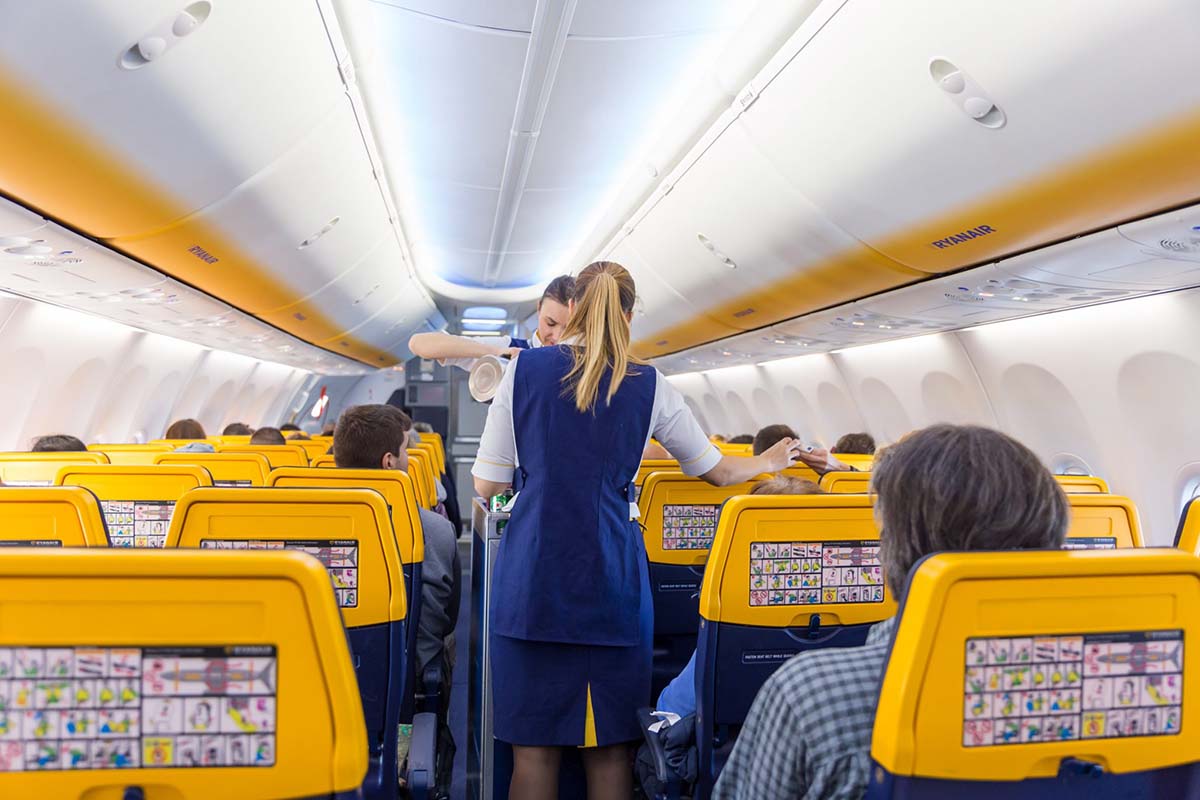 Servicio a bordo en un B-737 de Ryanair.