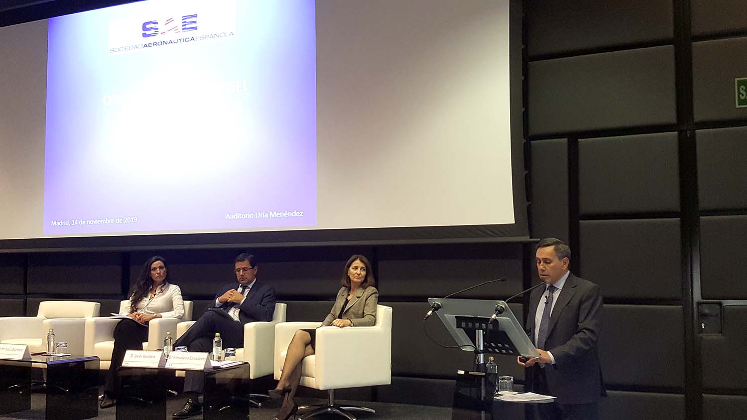 José Manuel Hesse durante la conferencia y sentados el resto de conferenciantes.