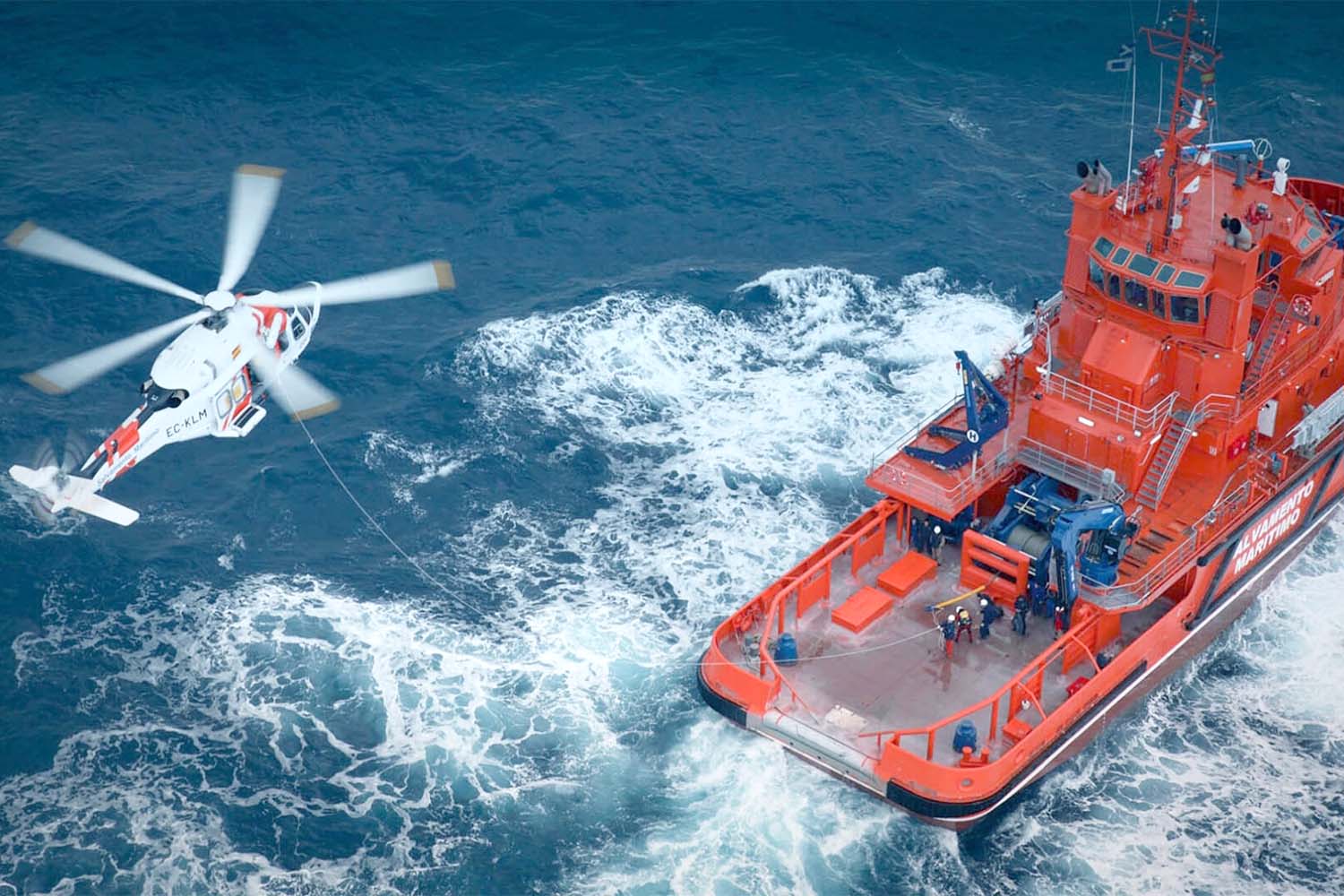 Prácticas de un helicóptero de SASEMAR con una de las embarcaciones de salvamento.