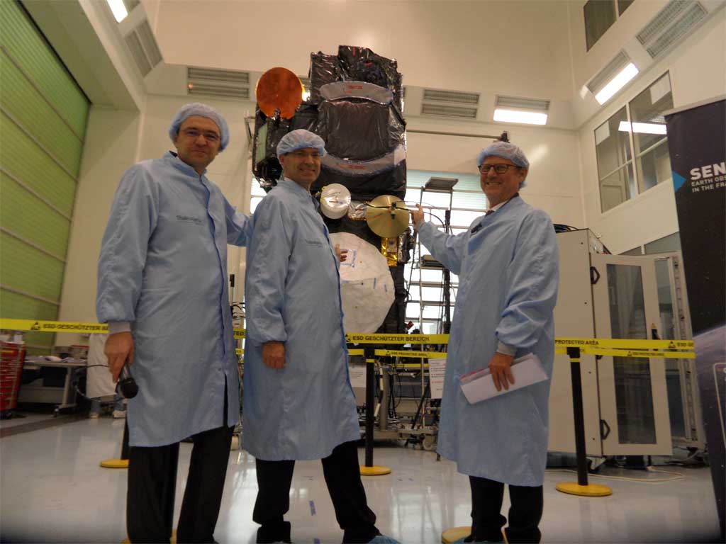 Liebig, Berutti y Baillon delante de Sentinel 3A en la sede de Thales Alenia Space en Cannes.