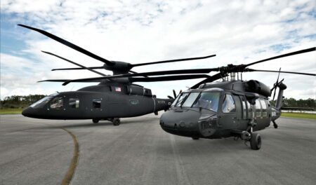 El SB-1 Defiant junto a un SH-60 Black Hawk.
