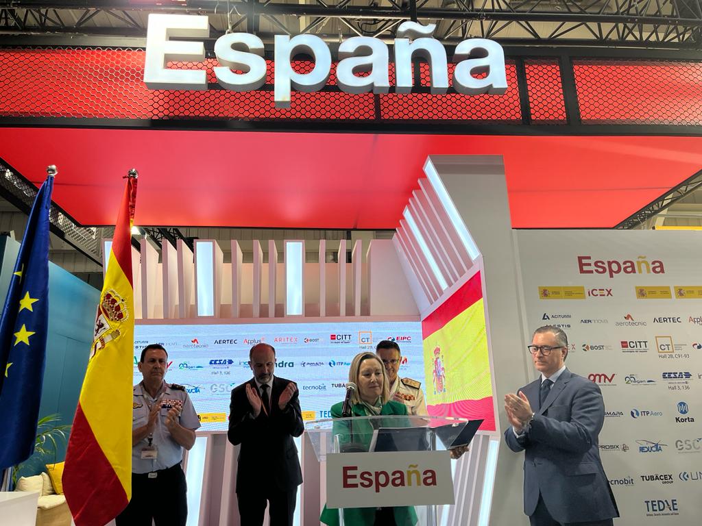 Amparo Valcarce durante su intervención en el Pabellón Español de Le Bourget.