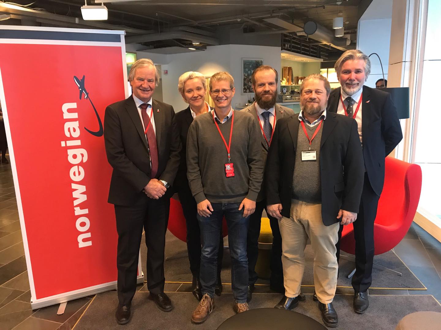 Bjørn Kjos, fundador y consejero delegado de Norwegian; Helga Bollmann Leknes, directora general de Recursos Humanos del Grupo Norwegian; Uffe Jesper Faerch Jensen, Martin Stork y Adam Mark Smith, delegados del SEPLA en Norwegian; y Bjørn Erik Barman-Jenssen, consejero delegado de Norwegian Air Resources