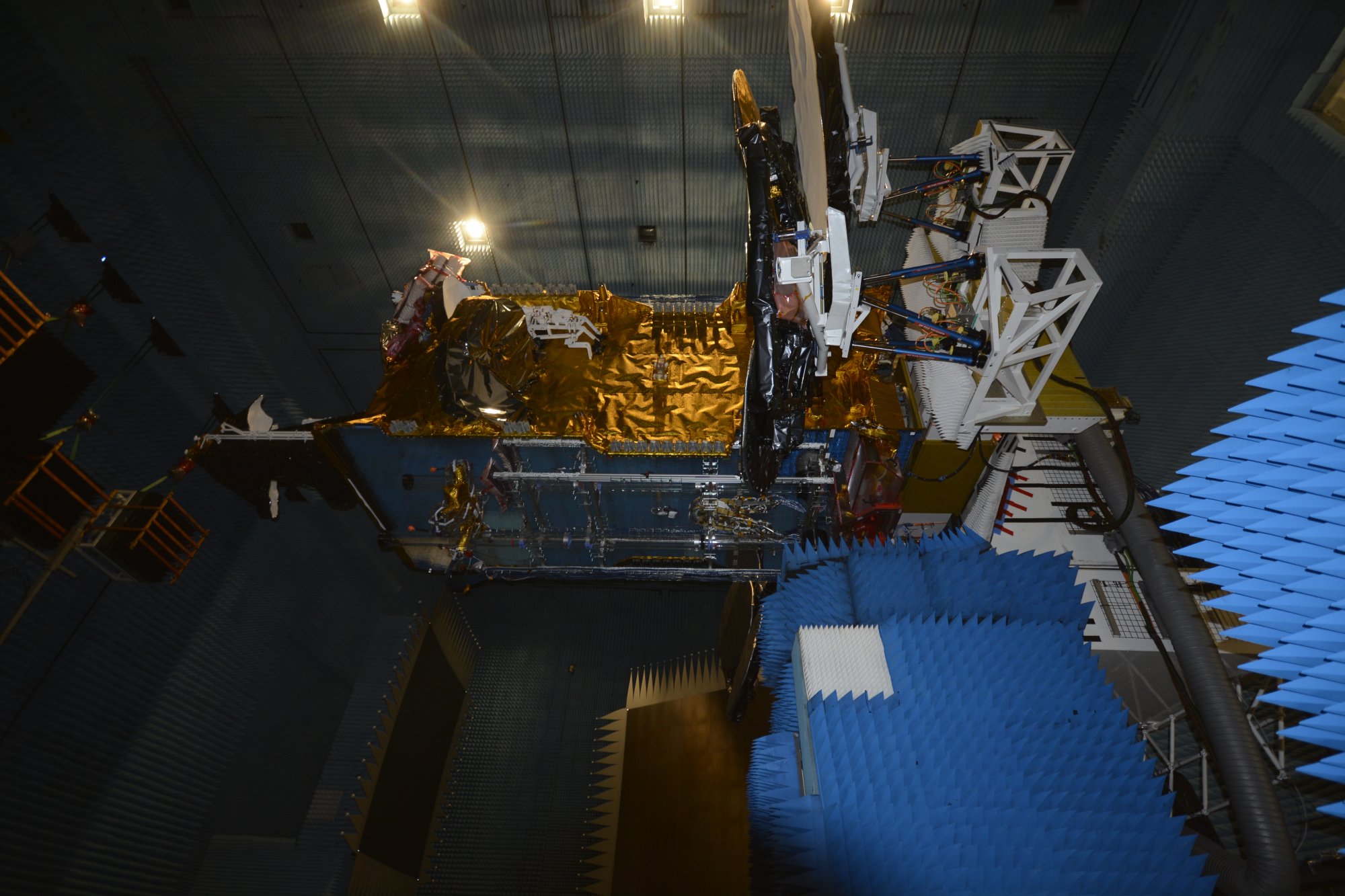 El SES-12 en la cámara anecoica de Airbus en Toulouse donde se están llevando a cabo las últimas pruebas antes de enviarlo a Estados Unidos para su lanzamiento.