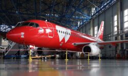 SSJ100 con colores especiales de Red Wings.