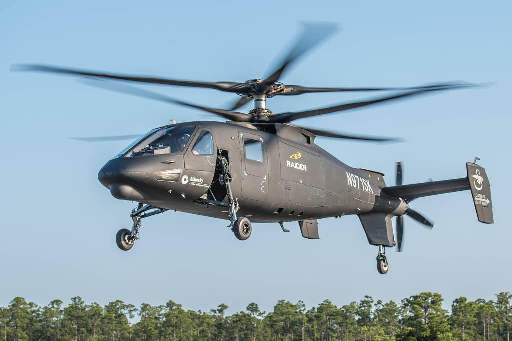 El Sikorsky S-97 durante su primer vuelo.