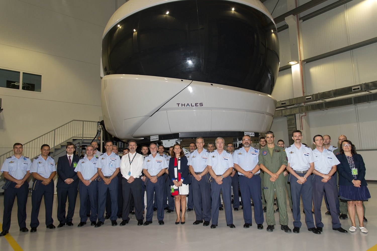 Foto de familia en la aceptación del simuladore del A400M en el Ala 31.
