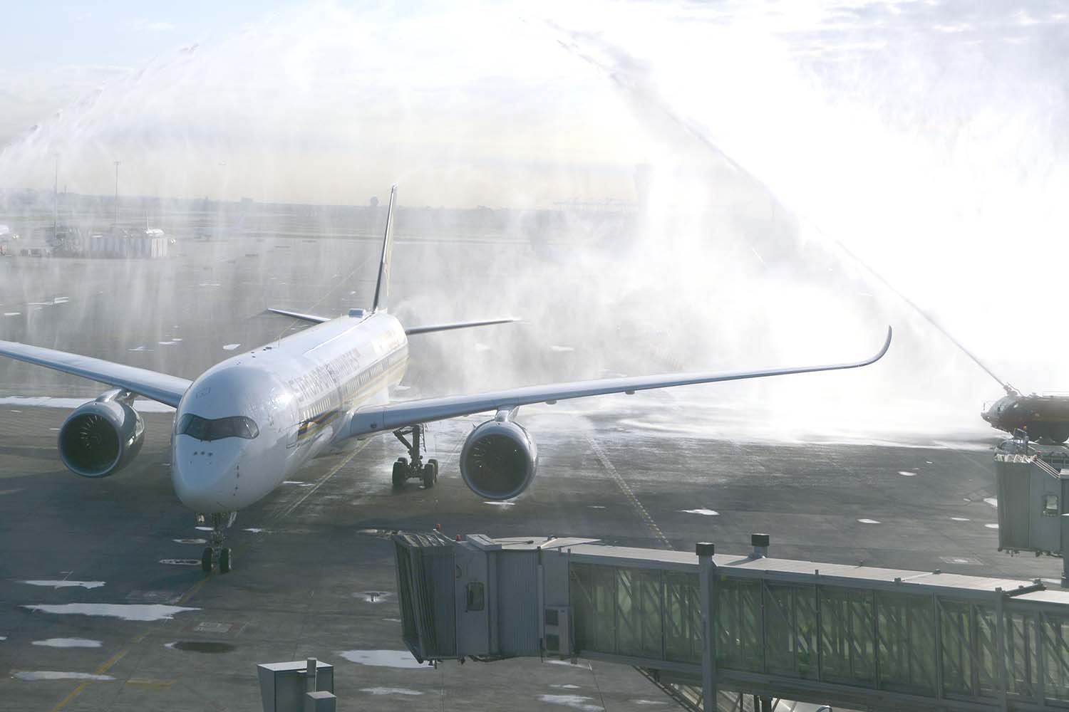 Arco de agua de bienvenida al primer Airbus A350 de Singapore Airlines en Barcelona el 3 de abril de 2017.