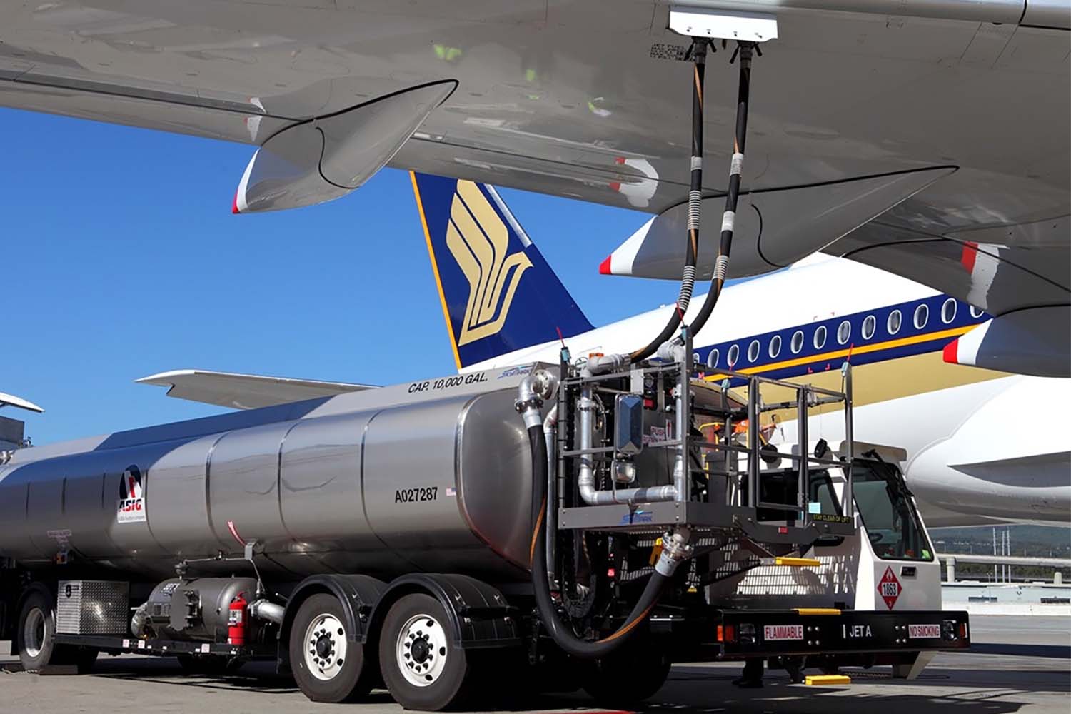 Carga de SAF en un A350 de Singapore Airlines para su vuelo de entrega en Toulouse.