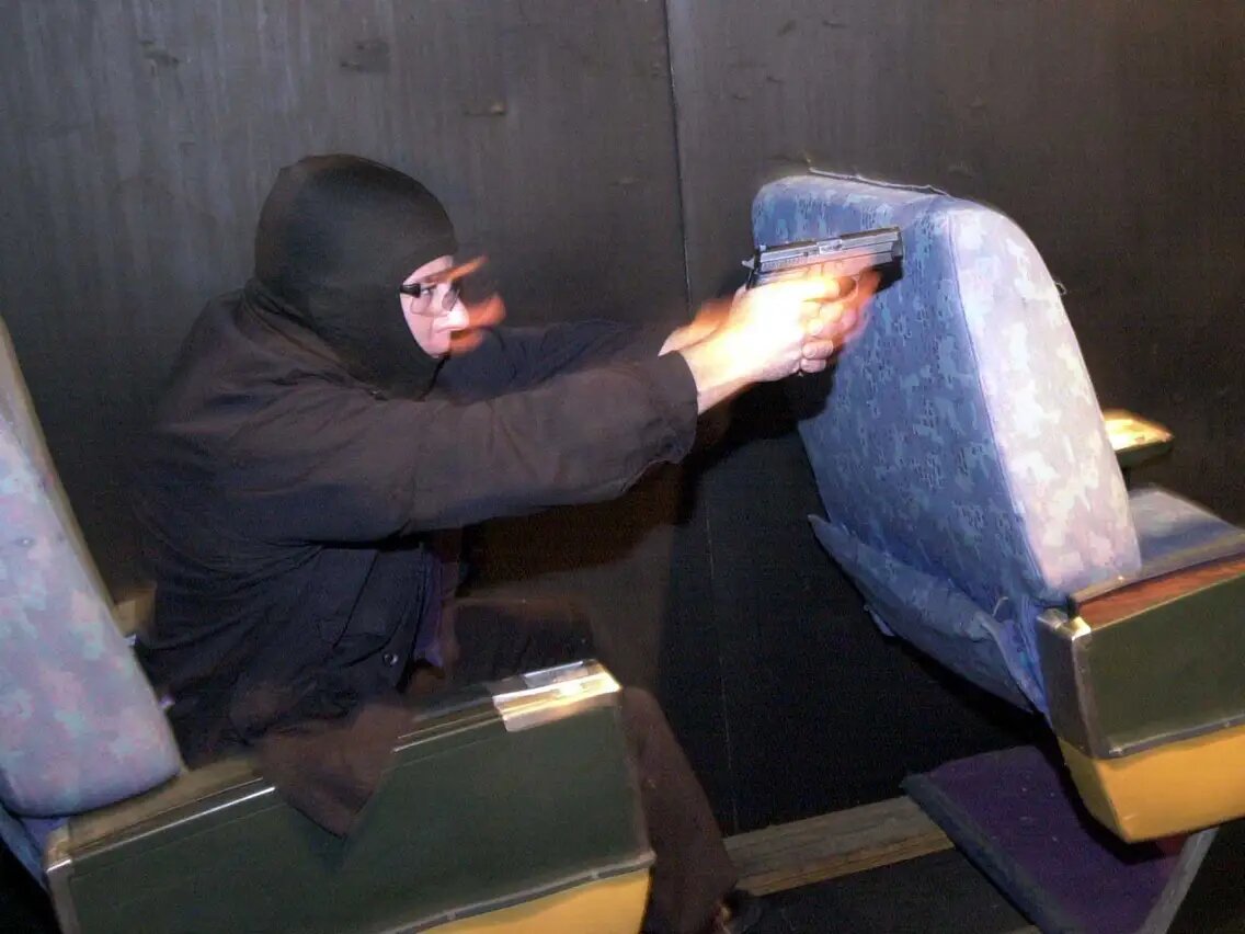 Entrenamiento de los Sky Marshals para intervenir en el espacio cerrado de la cabina de un avión.