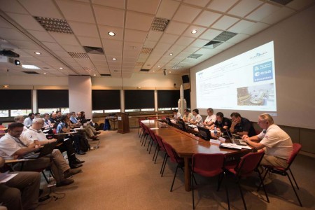Reunión en Kourou para el análisis de los datos obtenidos del ensayo general del lanzamiento del cohete Soyuz.