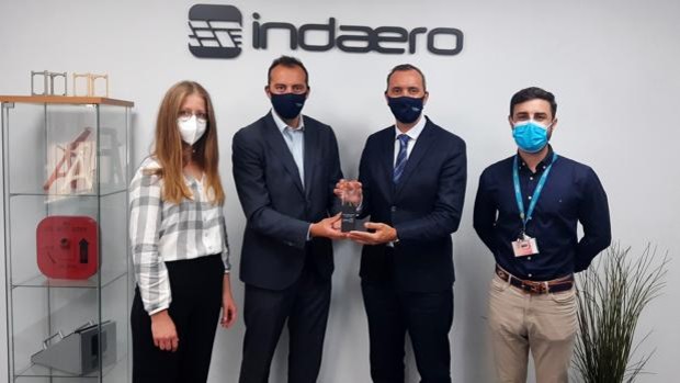 Maria Lourdes Gantes-Pedraza, directora de la Asociación Space Aero España con Darío González y Rubén Gonzalez de Indaero y Alejandro Martinez Regalado, desarrollador de proveedores de Airbus Defense & Space en la entrega del premio de la asociación.
