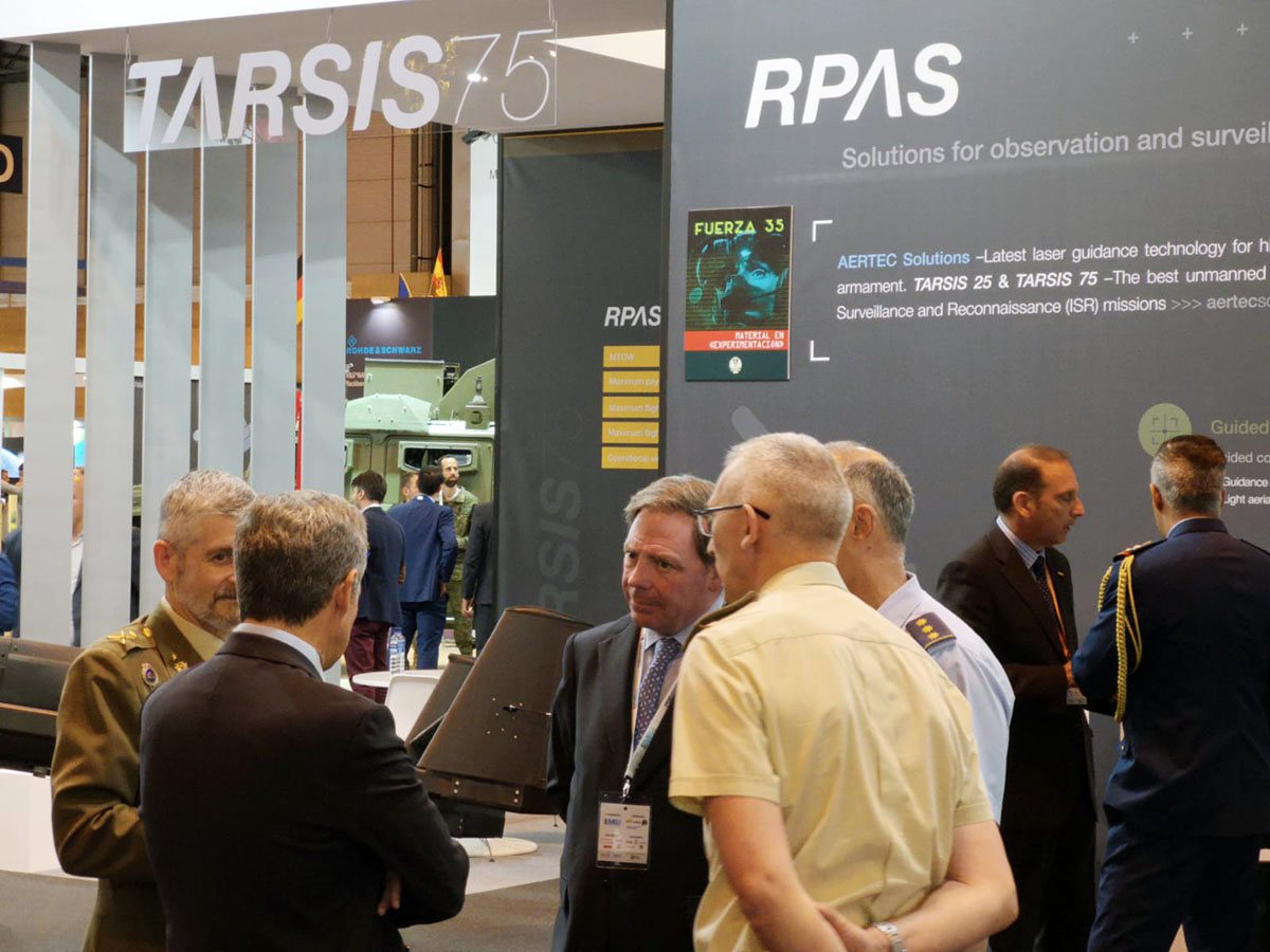 Máa de 10.000 visitantes profesionales acudieron a la primera edición de FEINDEF, incluidos dos ministros y los jefes de los tres Ejércitos y delegaciones oficiales de 32 países.