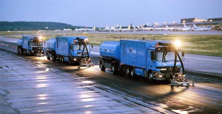 Strate limpia las pistas de los aeropuertos con agua a presión, evitando daños en el pavimento