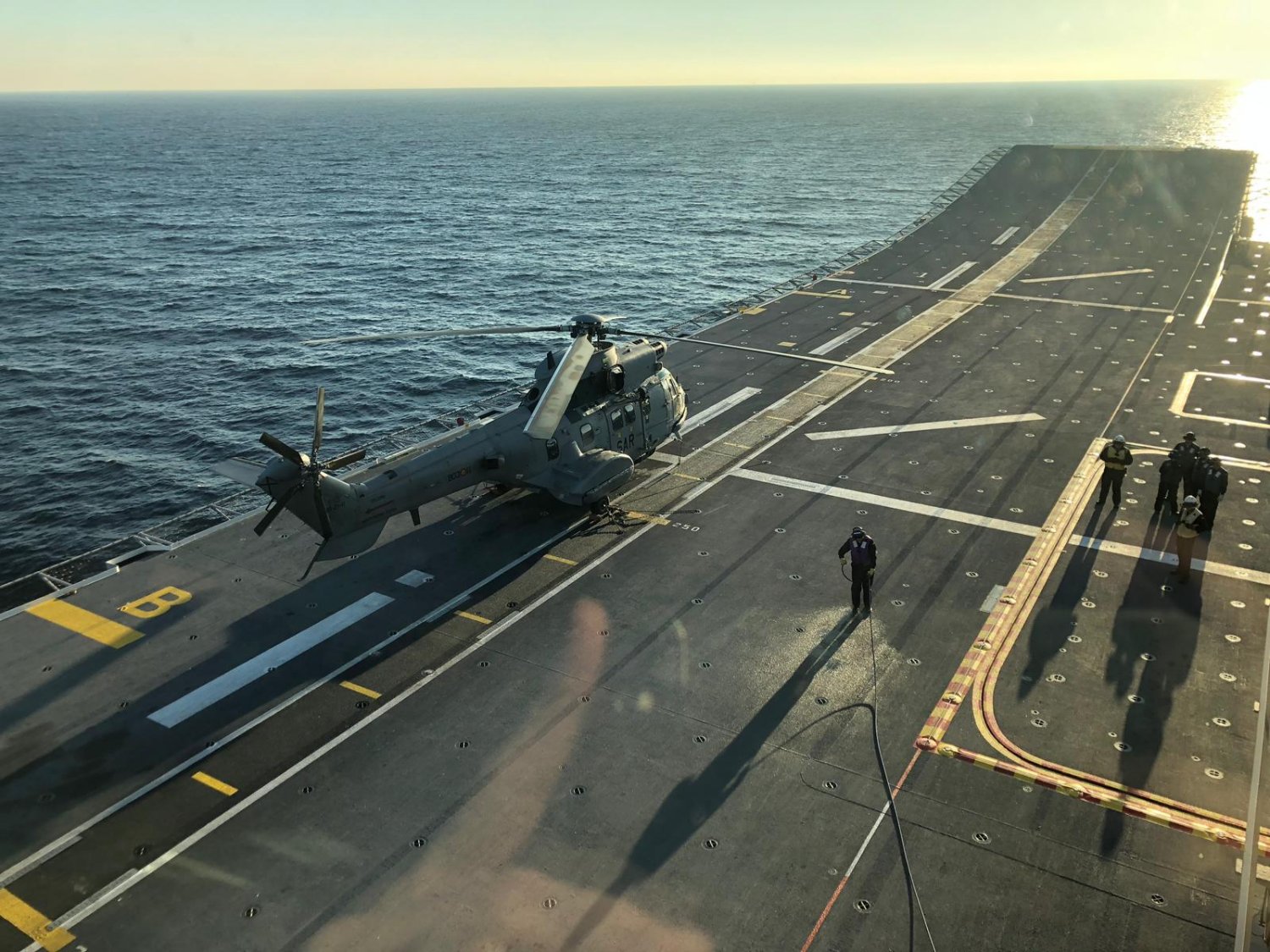 Super Puma del 803 Escuadrón del Ala 48 a bordo del Juan Carlos I de la Armada.