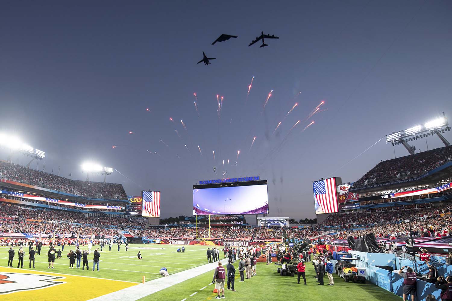 Un momento de la pasada por los tres bombarderos sobre el estadio donde se celebró la 55 Edición de la Superbowl