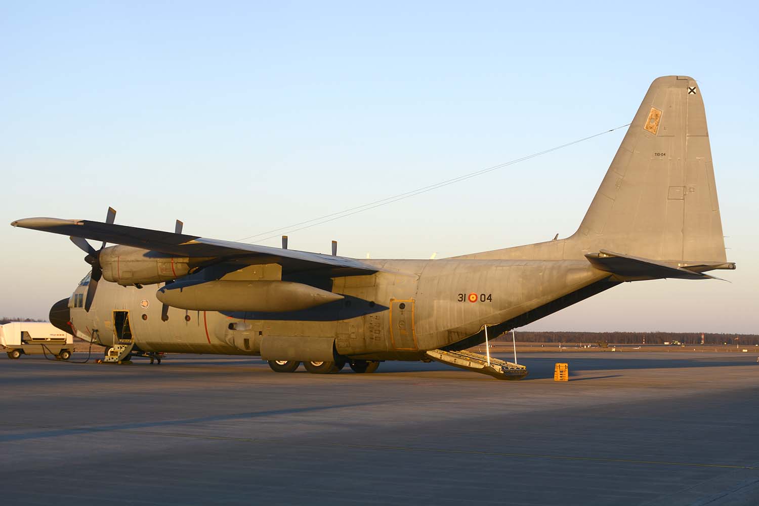 Uno de oos C-130H del Ejército del Aire español en la base aérea de Siauliau (Lituania) en un vuelo de apoyo al despliegue de cazas españoles.
