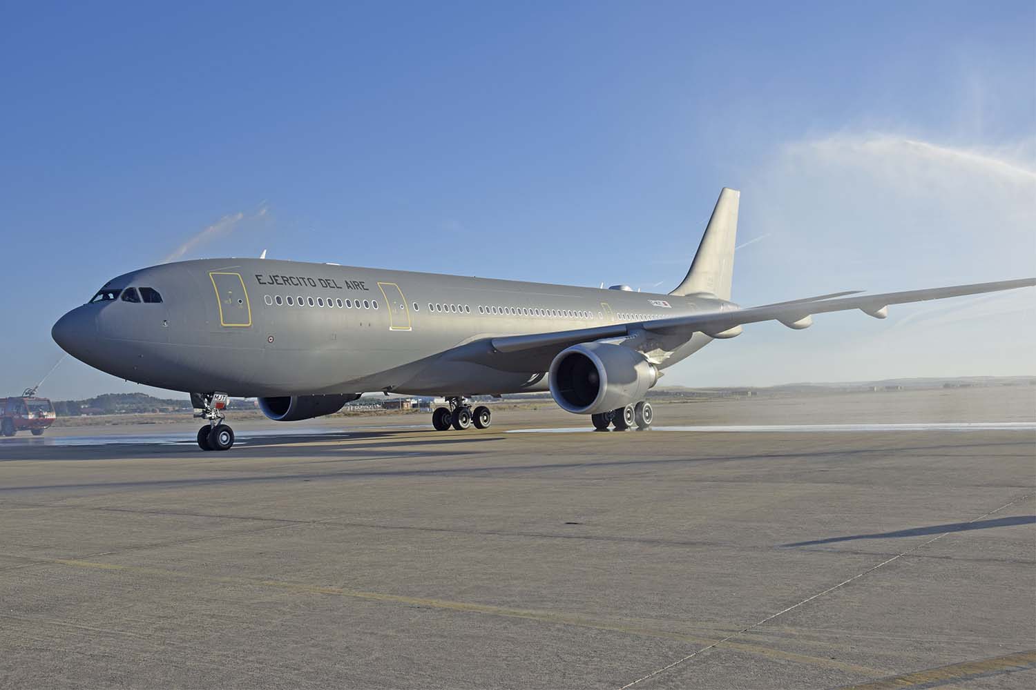 Recepción con un arco de agua a la llegada a Torrejón del T.24-02.