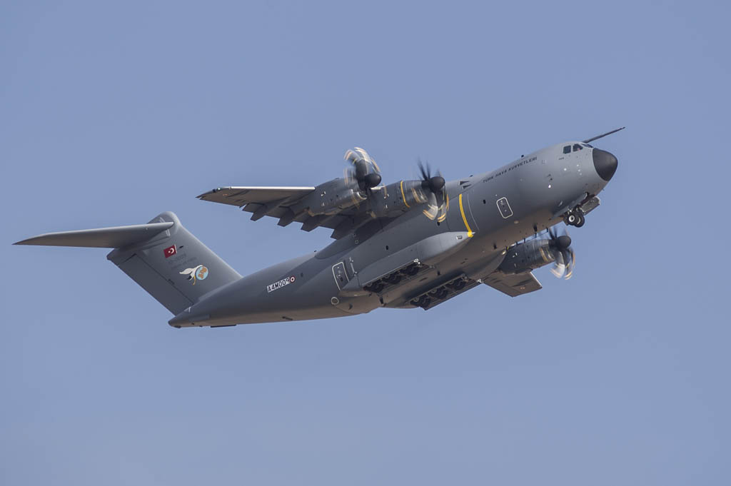 El primer A400M para Turquía durante su vuelo inaugural en Sevilla