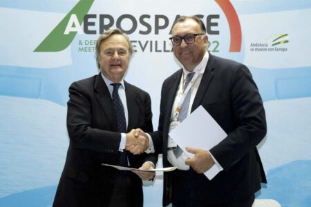 Ricardo Martí-Fluxa de TEDAE, y Arturo Bernal de Extenda en la firma del acuerdo entre ambas.