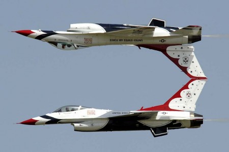El Thunderbird 6, el avión accidentado en una pasada en espejo con el Thunderbird 5.