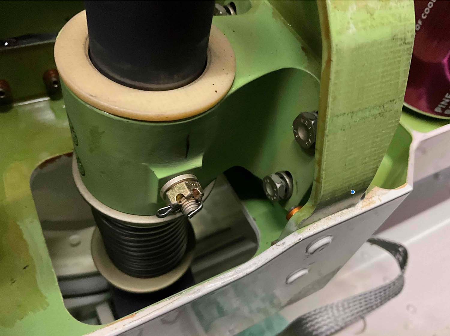 Detalle de uno de los anclajes con tornillos sueltos en un Boeing 737-9.