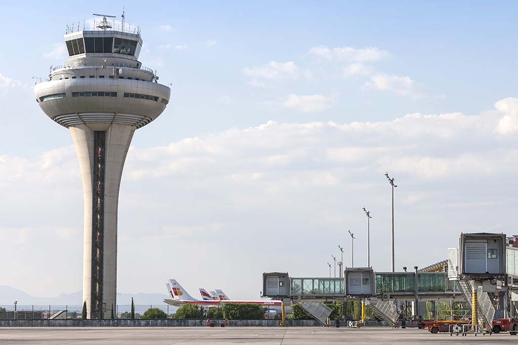 Torre de control del aeropuerto Madrid-Barajas, una de las cinco que cuentan con los nuevso sistemas de gestión de aeronaves.