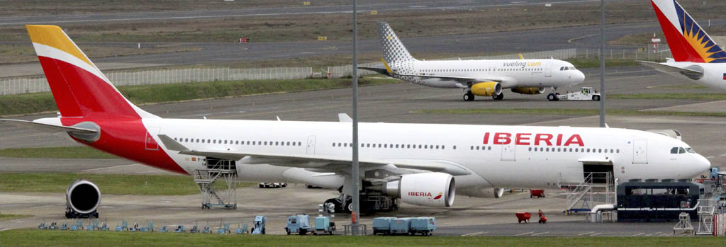 El segundo A330 de Iberia con los nuevos colores y uno de los dos nuevos A320 de Vueling
