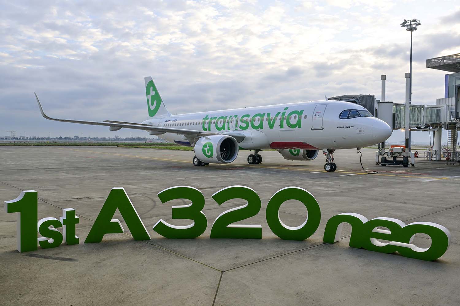 El primer A320neo de Transavia France en el centro de entregas de Airbus en Toulouse.