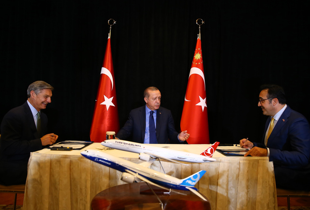 Momento de la firma del acuerdo entre Boeing y Turkish Airline, con presencia del Vicepresidente de Boeing Ray Conner, el presidente turco Erdogan, y el de Turskis Airline, Ilker Aycl.