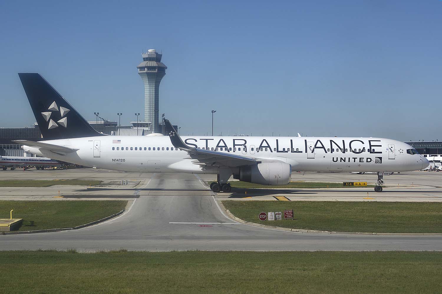 Boeing 757-200 de United con colores de Star Alliance en el aeropuerto de Chicago O'Hare.